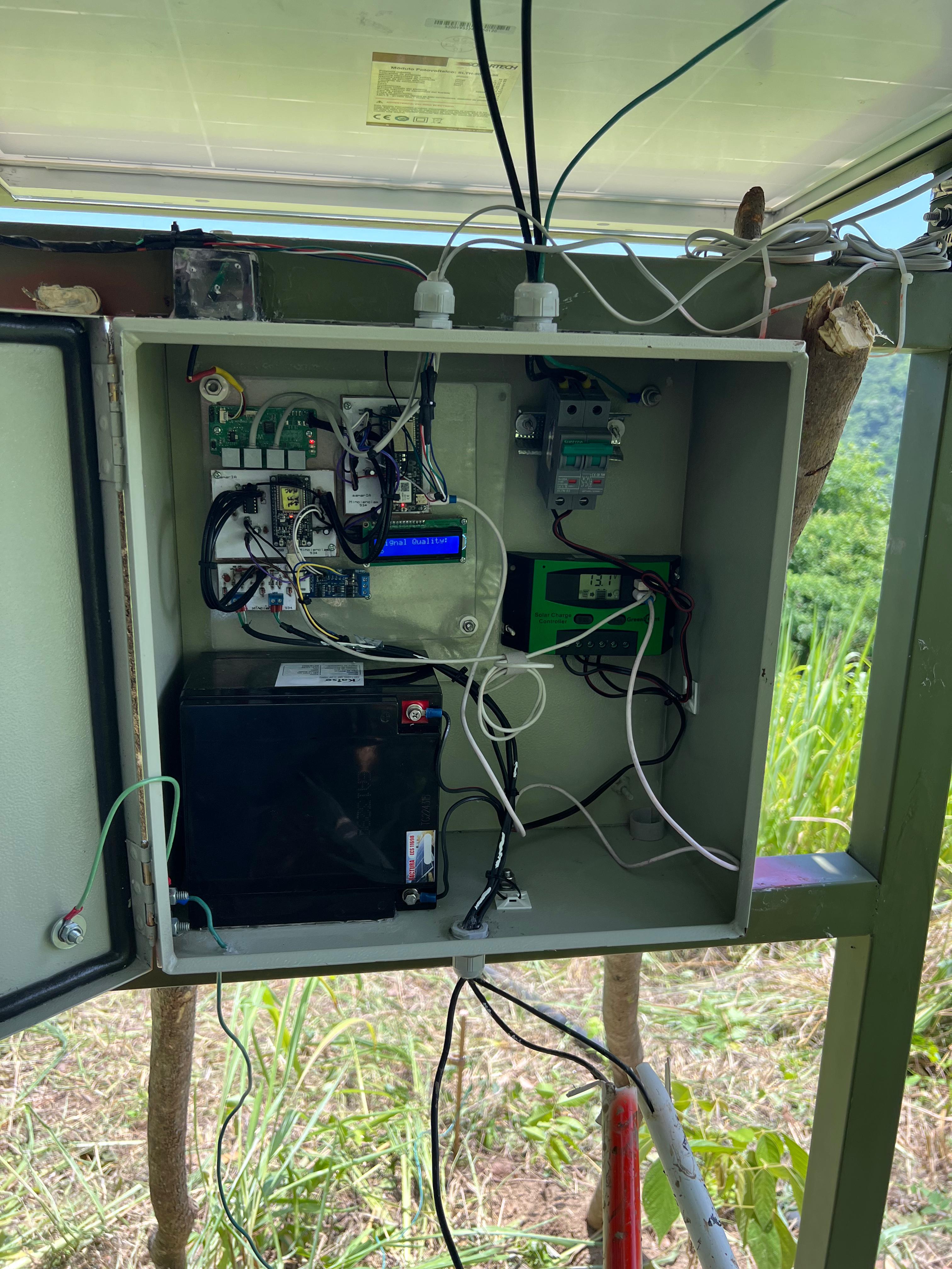 Interior caja de control y baterías